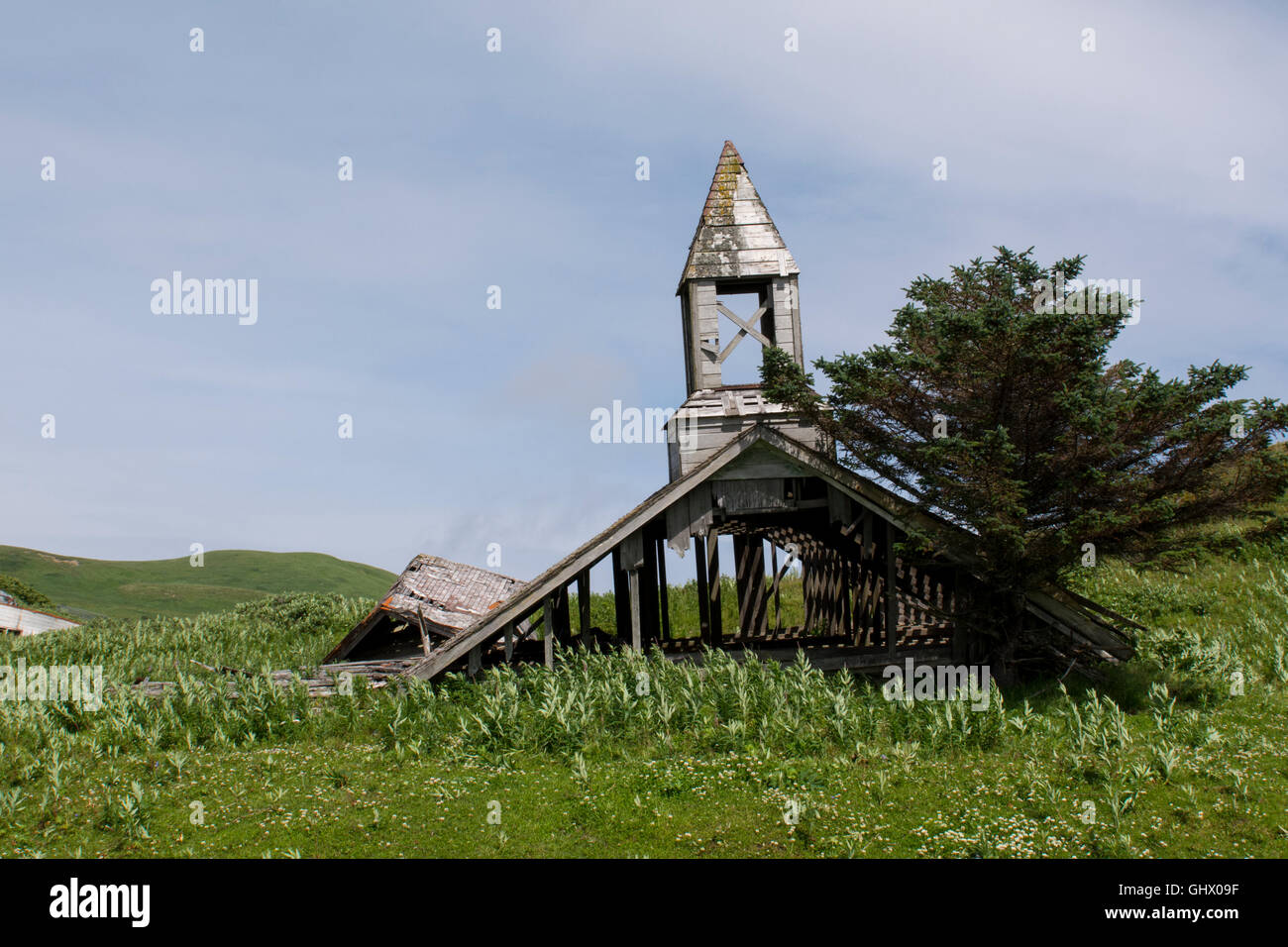 L'Alaska, les îles Aléoutiennes, l'île de l'AGNU, Village de l'AGNU. Les mines d'or abandonnées village, église. Banque D'Images