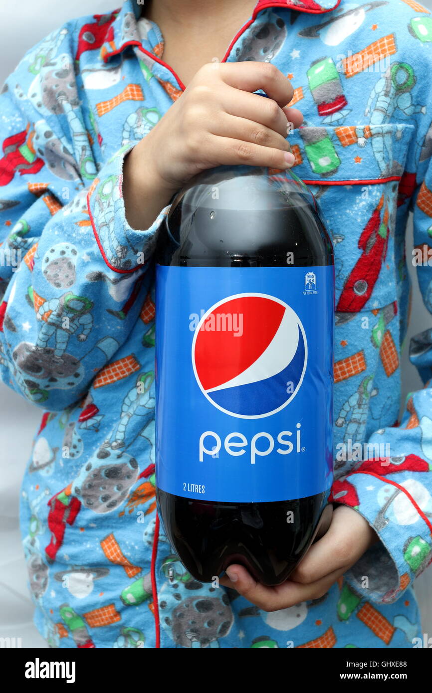 Enfant tenant une boisson Pepsi Banque D'Images