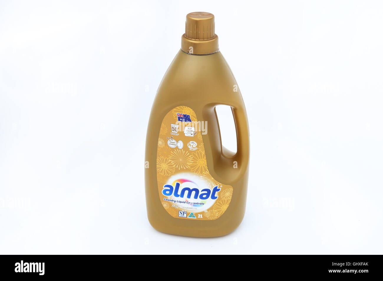 Australian Aldi Almat blanchisserie produits liquides contre fond blanc Banque D'Images