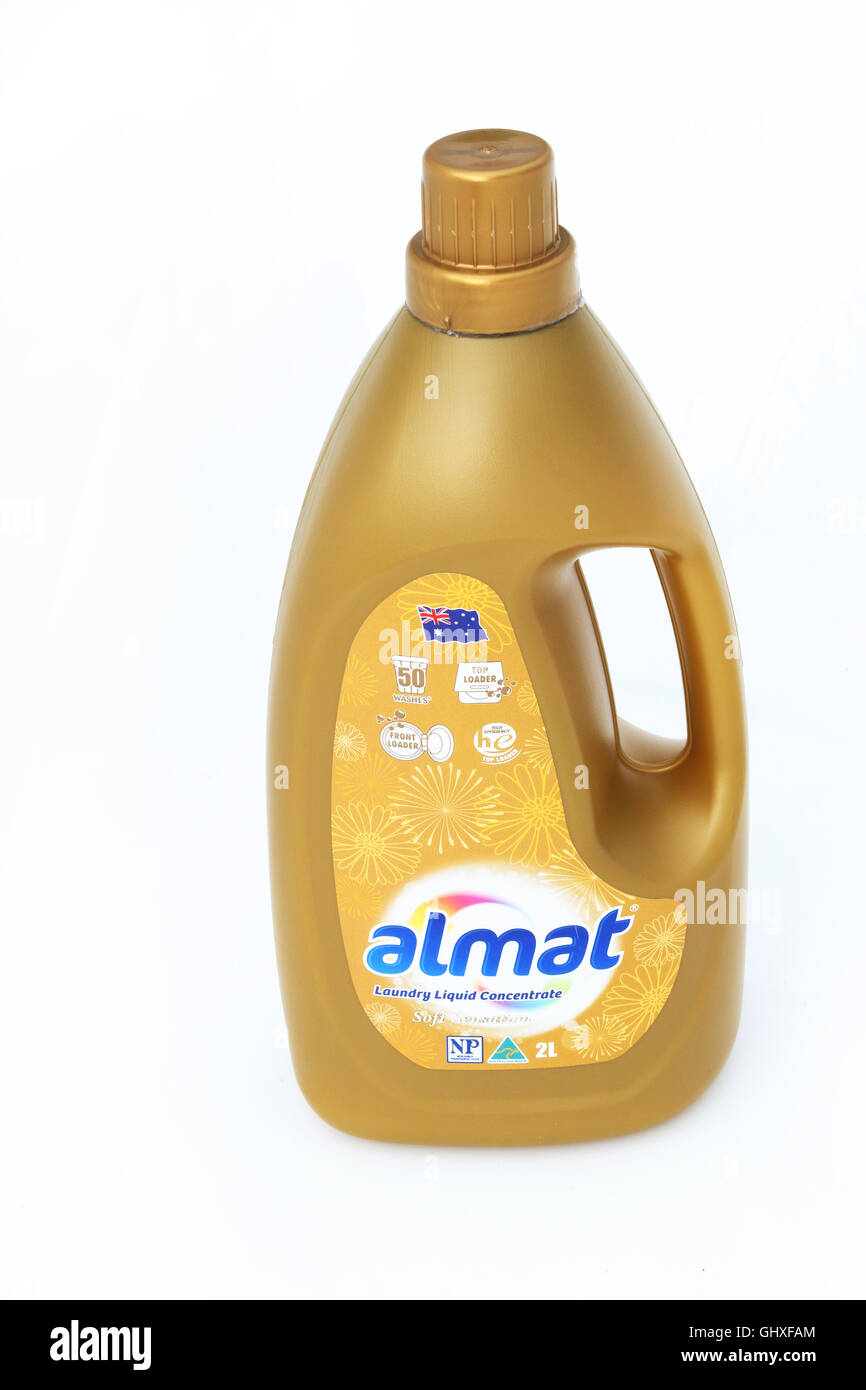 Australian Aldi Almat blanchisserie produits liquides contre fond blanc Banque D'Images