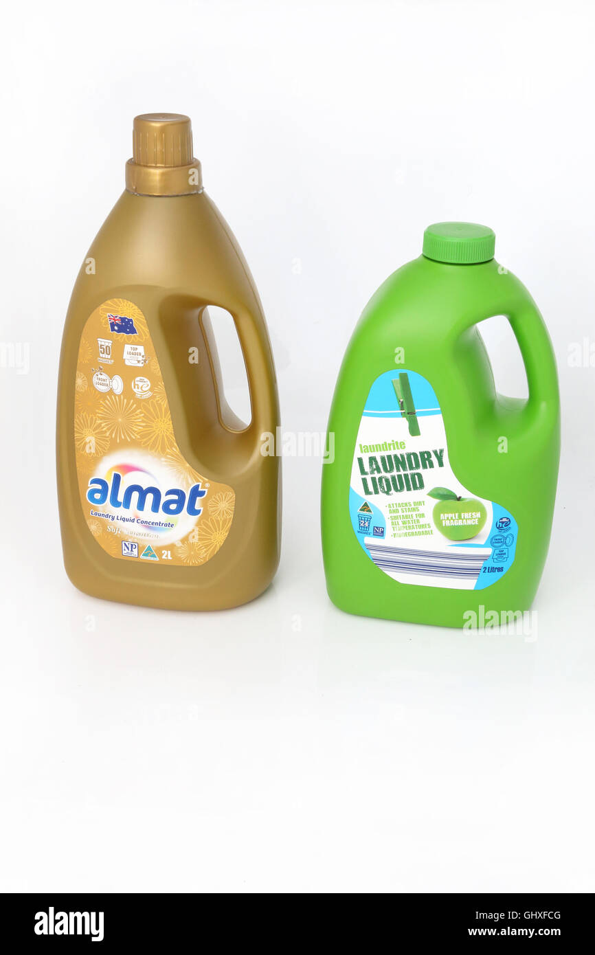 Produits liquides blanchisserie Aldi australienne contre fond blanc Banque D'Images