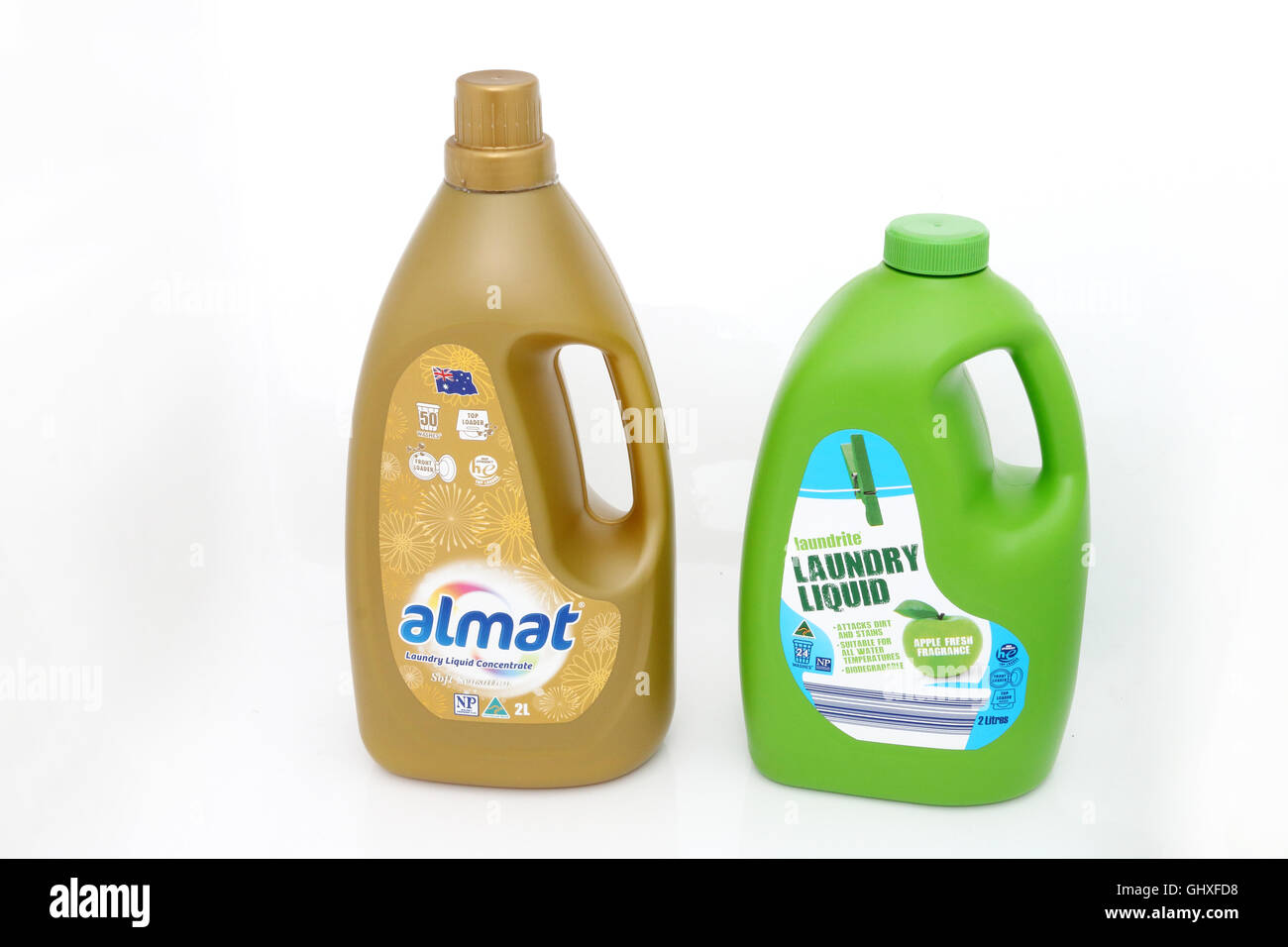 Australian Aldi Almat blanchisserie produits liquides contre fond blanc Banque D'Images