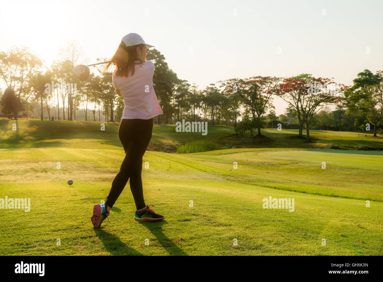 Asian woman golfer jouer au golf au parcours de golf en été. Banque D'Images