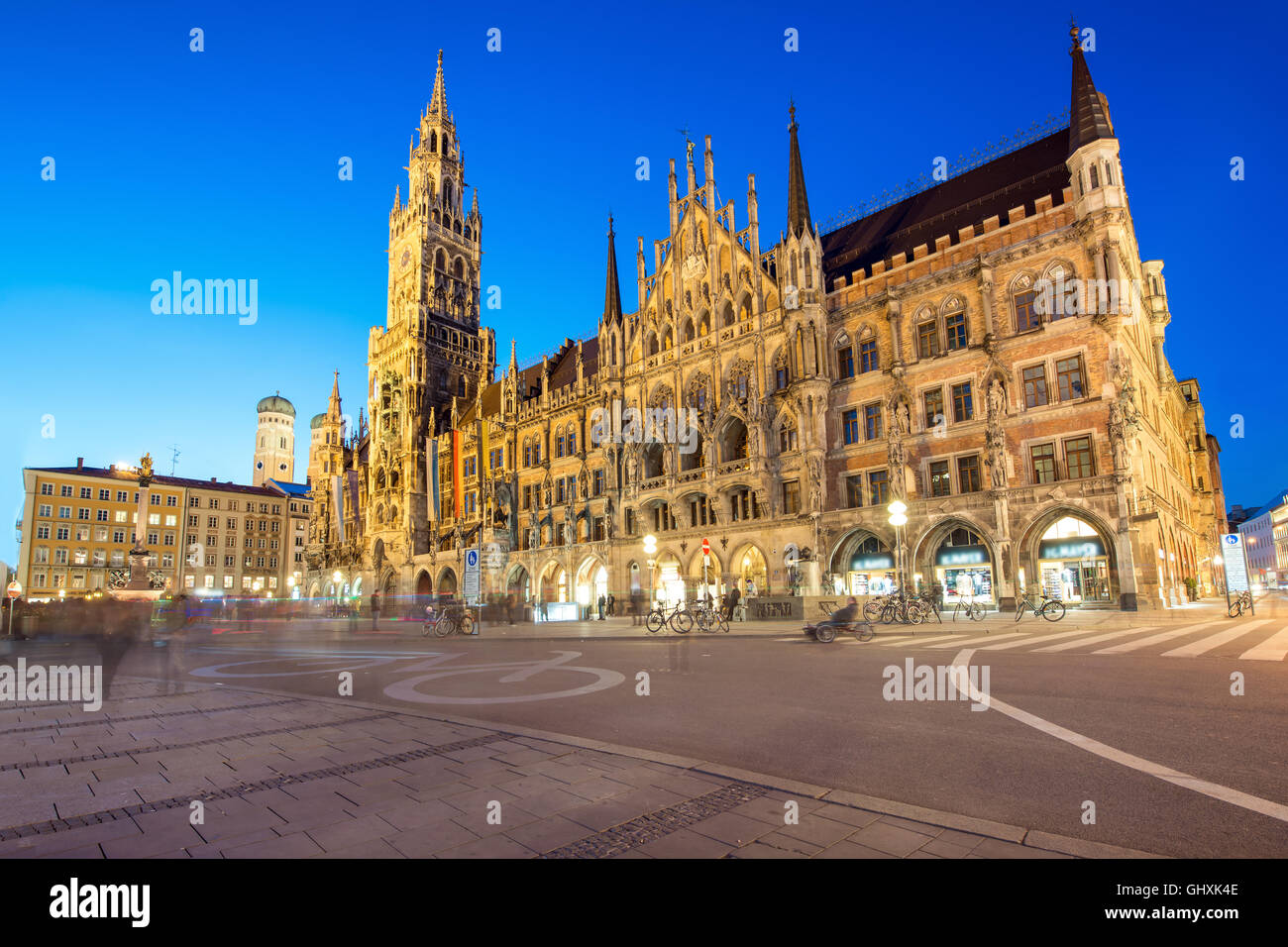 Nuit panorama de l'hôtel de ville de Munich et Marienplatz à Munich, Allemagne. Banque D'Images