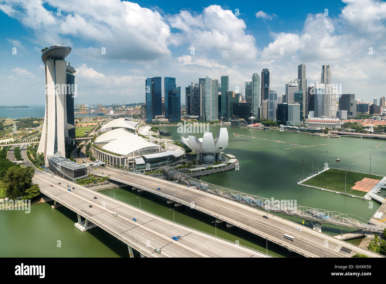 Vue aérienne de la ville de Singapour dans le quartier des affaires du centre-ville de Marina Bay à Singapour. Banque D'Images