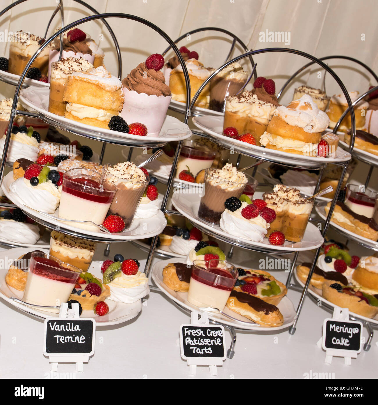 Square close up de gâteaux et pâtisseries organisé sur cake est à un salon de thé. Banque D'Images