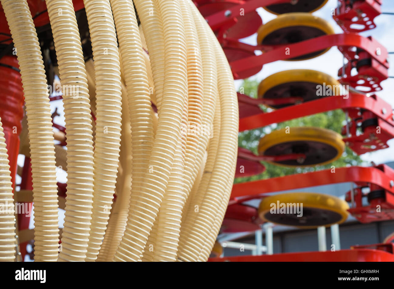 Tuyau en plastique à la machine agricole Banque D'Images