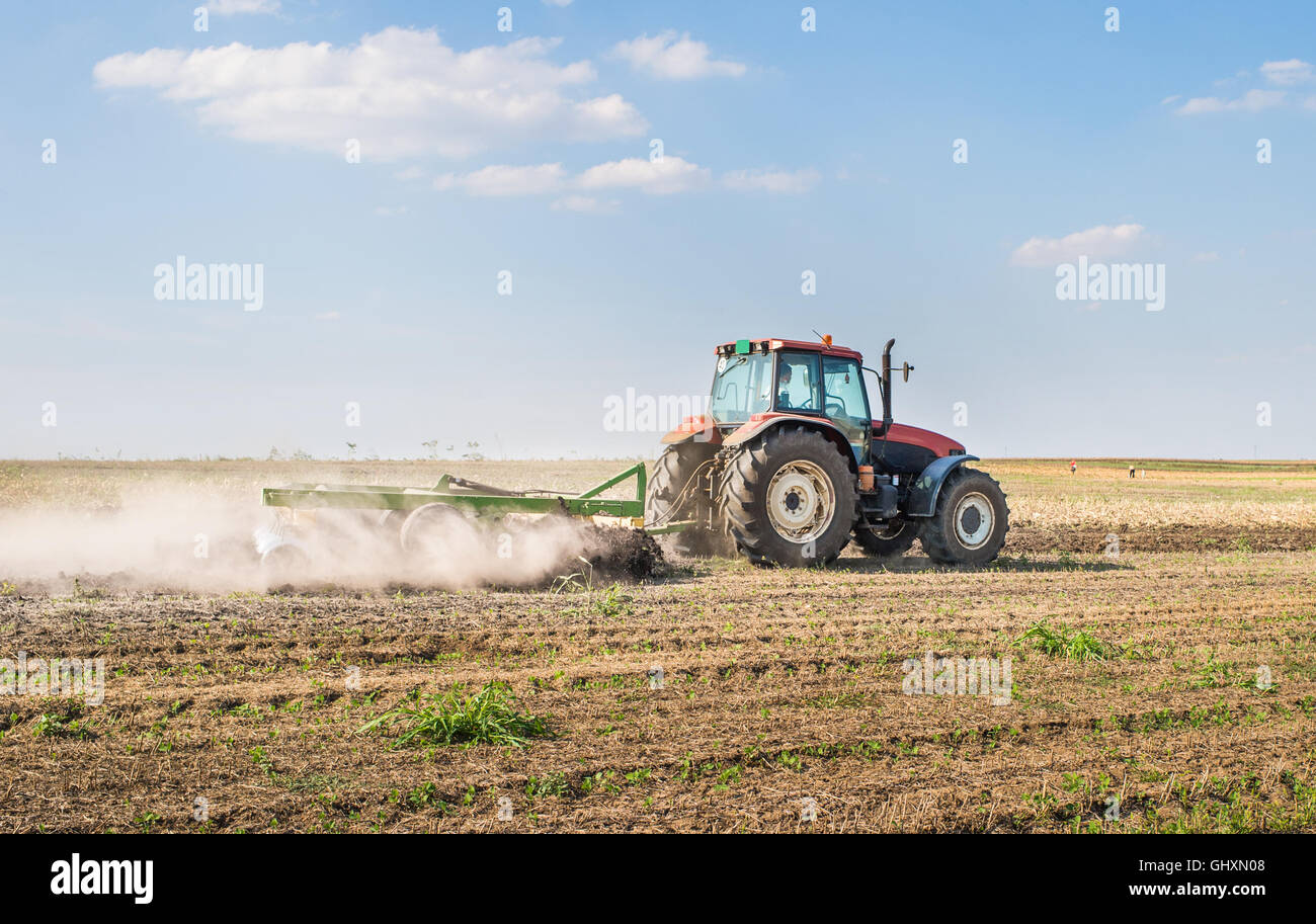 Le tracteur pour préparer les terres pour les semis Banque D'Images