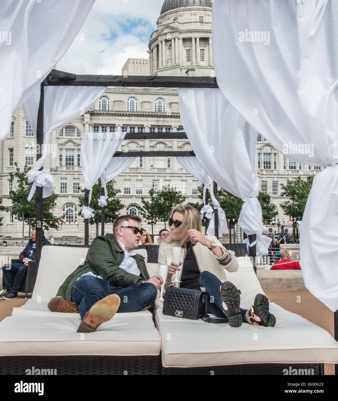 Maintenant, c'est romance rideaux posés sur le lit à Liverpool Ray Boswell Banque D'Images