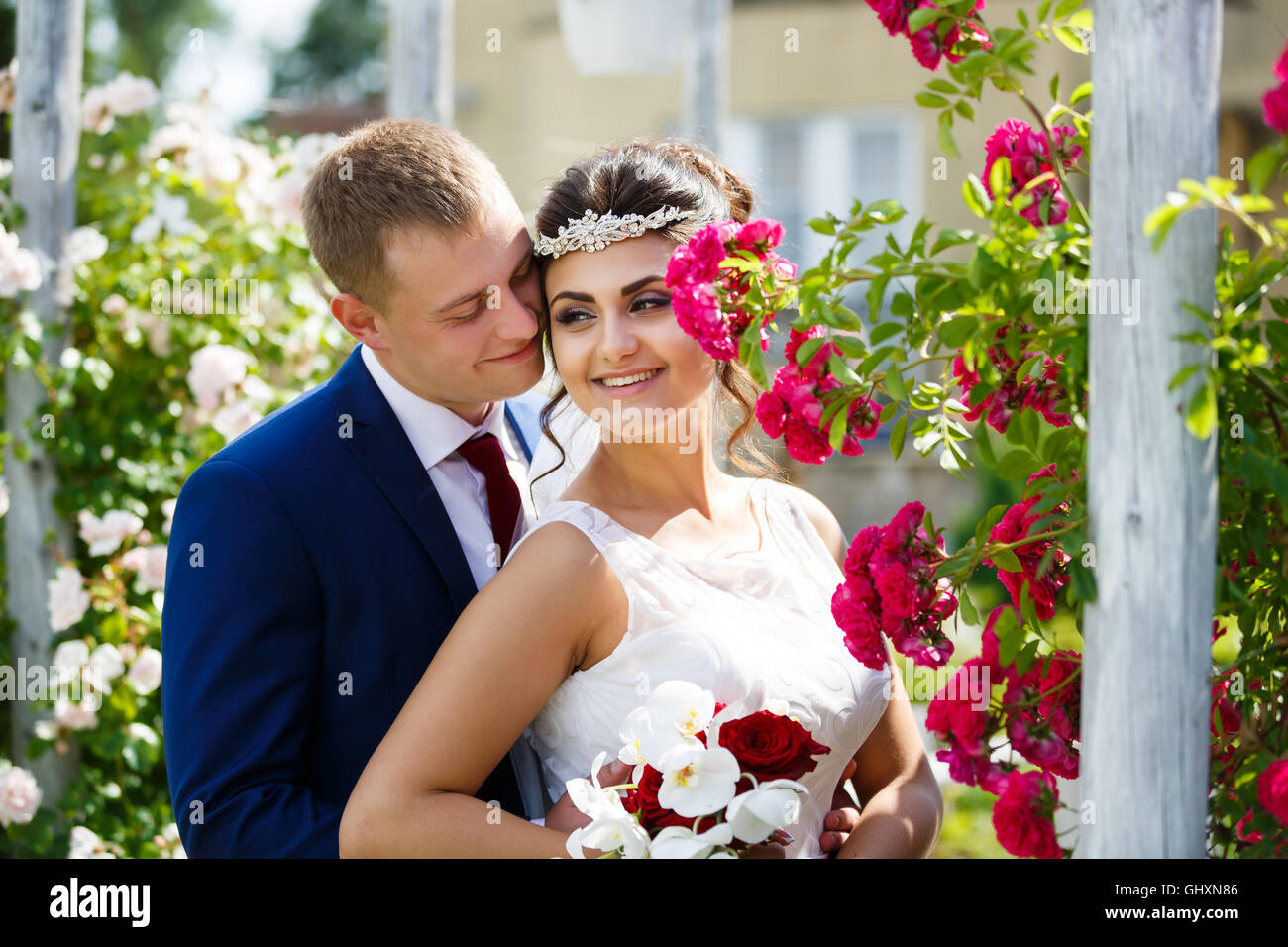 Couple de mariage dans les fleurs à l'heure d'été Banque D'Images