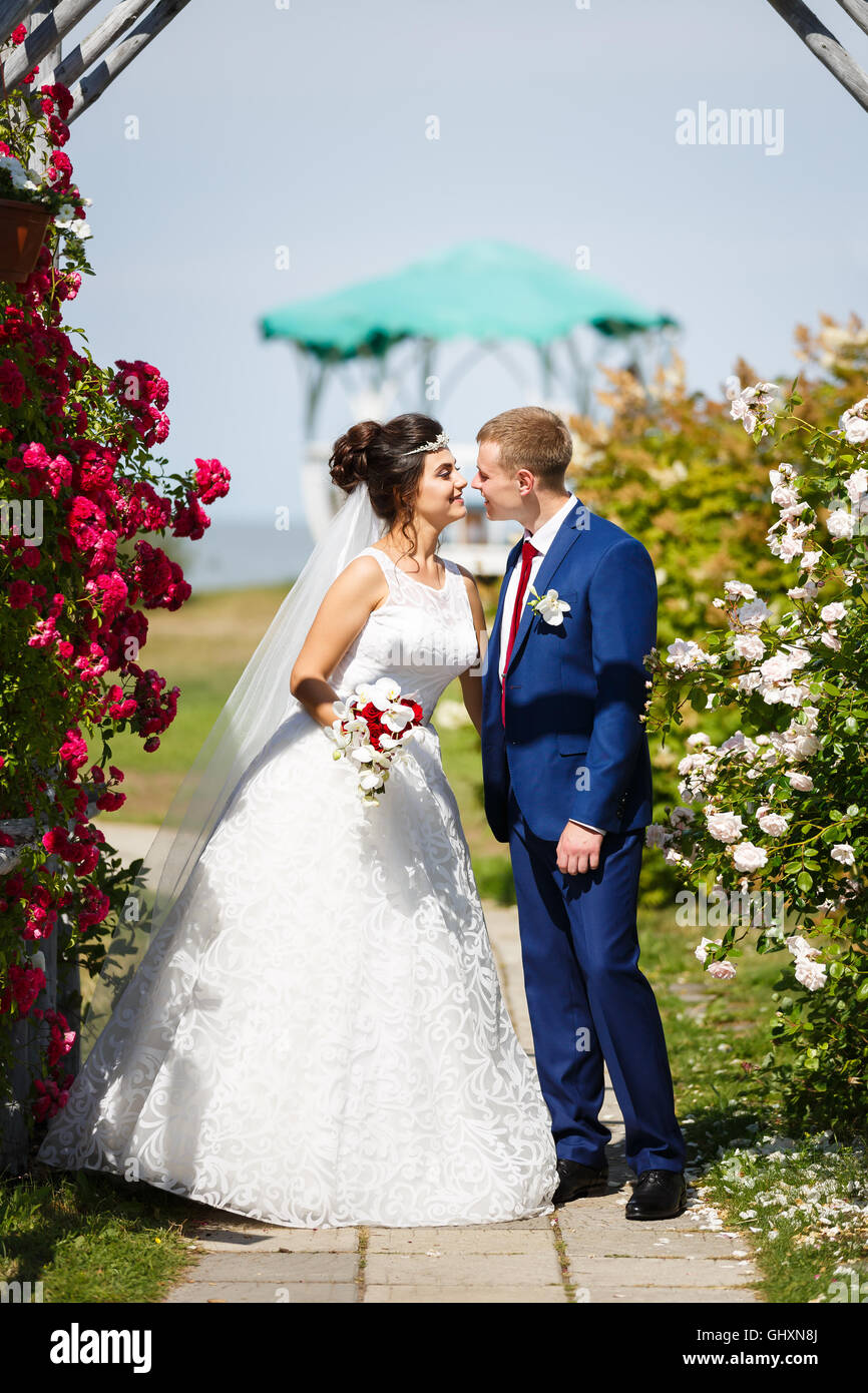 Couple de mariage dans les fleurs à l'heure d'été Banque D'Images
