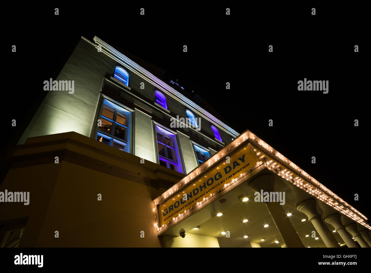 Une vue de l'Old Vic Theatre de Waterloo, Londres la nuit, tout en montrant le Tim Minchin et Danny Rubin encore de, la Da Banque D'Images