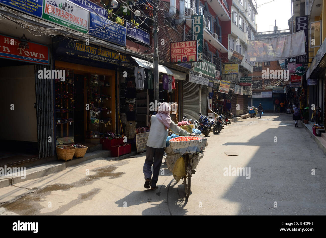 THAMEL, Katmandou, Népal - 30 avril : les gens non identifiés à marcher le long de la rue célèbre Freak (Jhochhen Tole) le 30 avril, 2013 Banque D'Images