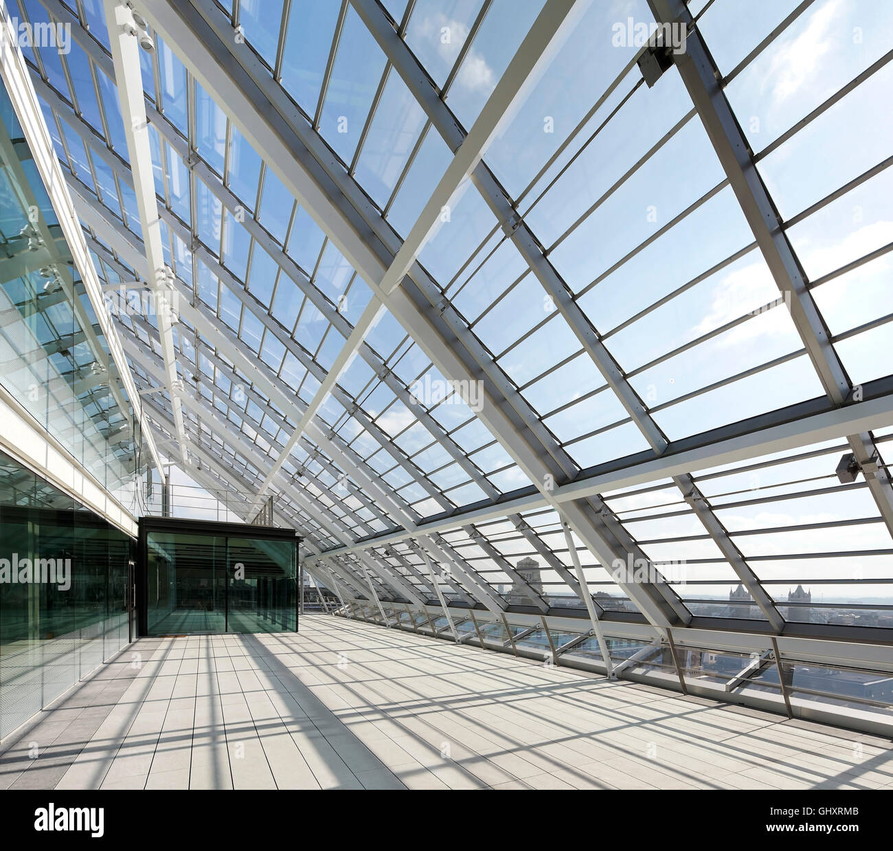 Le cadre de support en métal de vitrage du toit. 70 Mark Lane - City of London, Londres, Royaume-Uni. Architecte : Bennetts Associates Architects, 2015. Banque D'Images