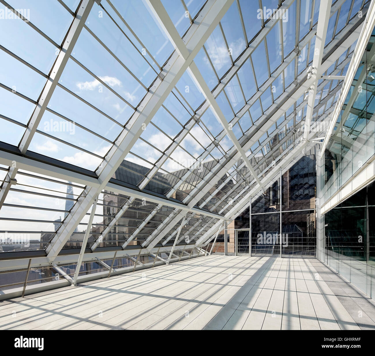 Le cadre de support en métal de vitrage du toit. 70 Mark Lane - City of London, Londres, Royaume-Uni. Architecte : Bennetts Associates Architects, 2015. Banque D'Images