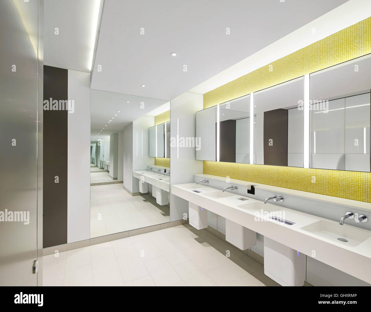 L'intérieur des toilettes. 70 Mark Lane - City of London, Londres, Royaume-Uni. Architecte : Bennetts Associates Architects, 2015. Banque D'Images