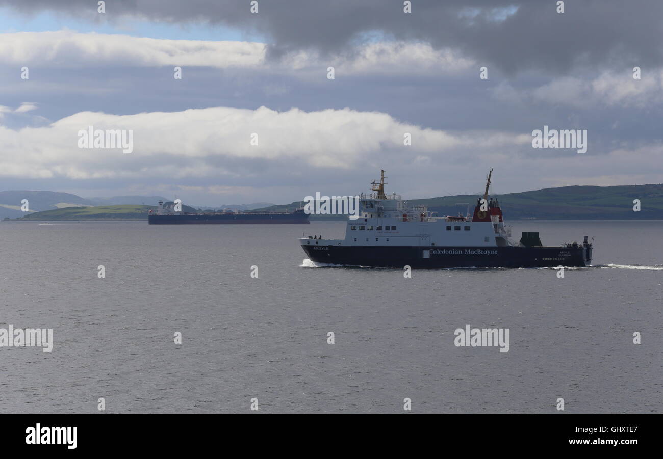 Ferry Calmac Argyle MV passant pétrolier, dans le Firth of Clyde Ecosse Août 2016 Banque D'Images