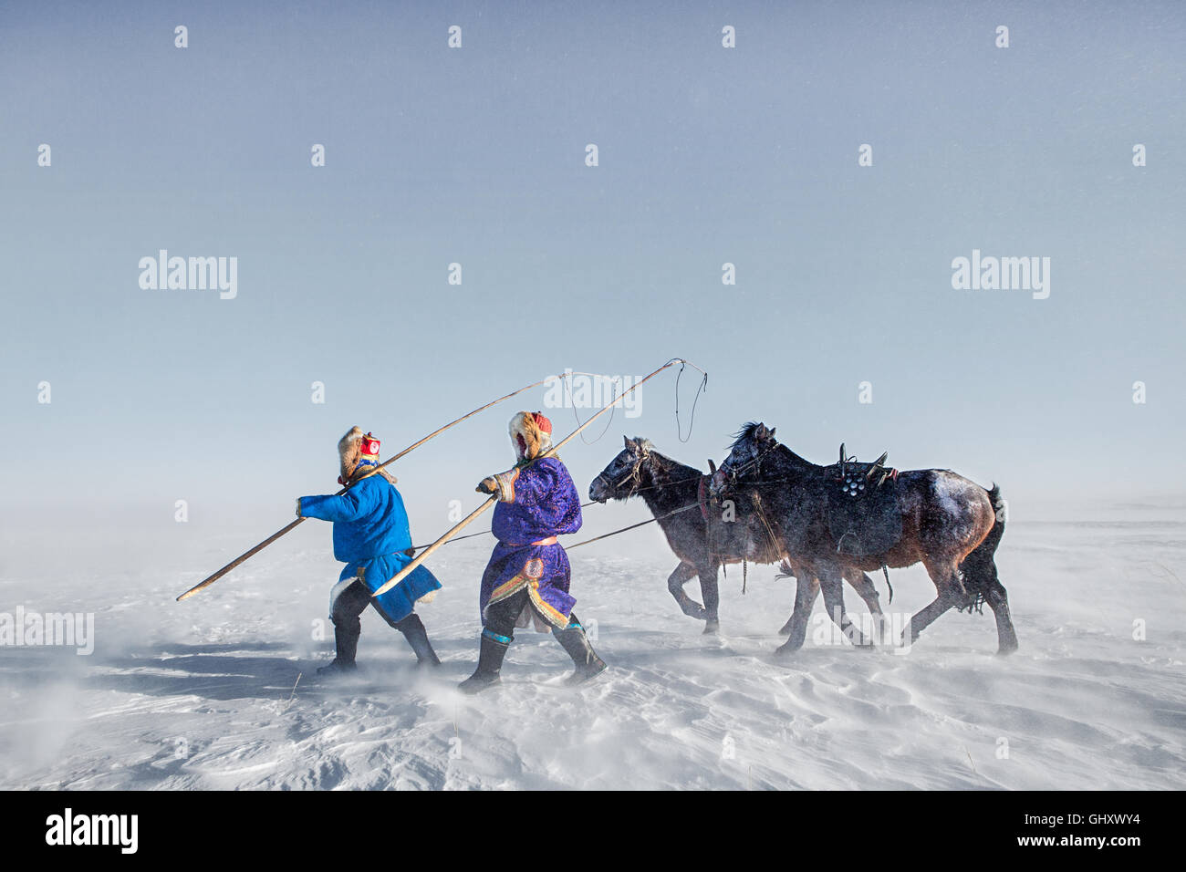 Les cavaliers avec leurs chevaux de Mongolie Banque D'Images