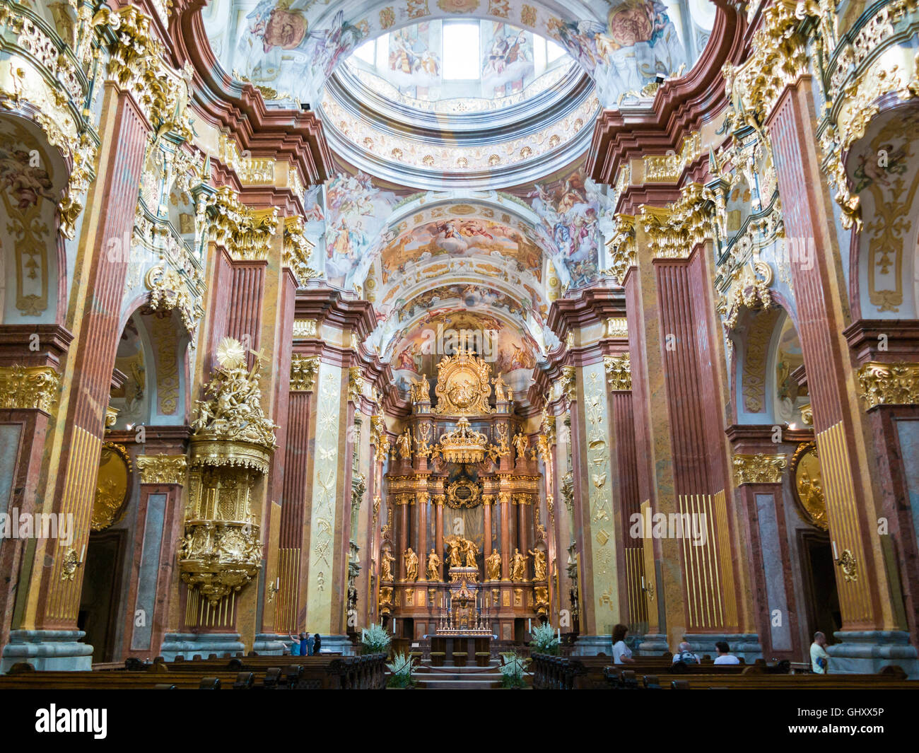 Les gens à l'église de l'Abbaye de Melk dans la vallée de la Wachau, Basse Autriche Banque D'Images