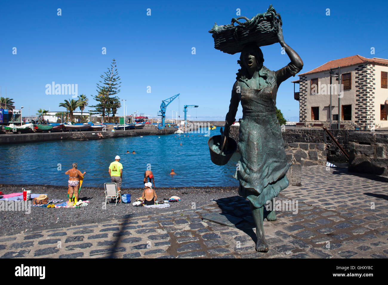 Statue par Julio Neto, Muelle Pesquero, Puerto de la Cruz, Tenerife island ville, archipel des Canaries, l'Espagne, l'Europe Banque D'Images