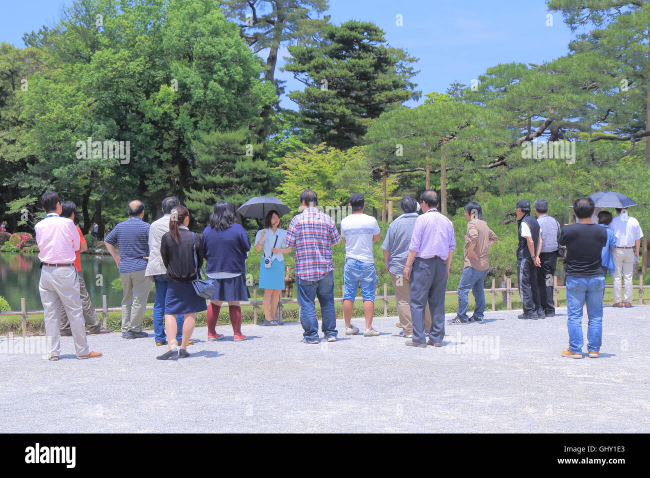 Un guide explique sur le jardin Kenrokuen à Kanazawa au Japon, l'un des trois grands jardins du Japon. Banque D'Images