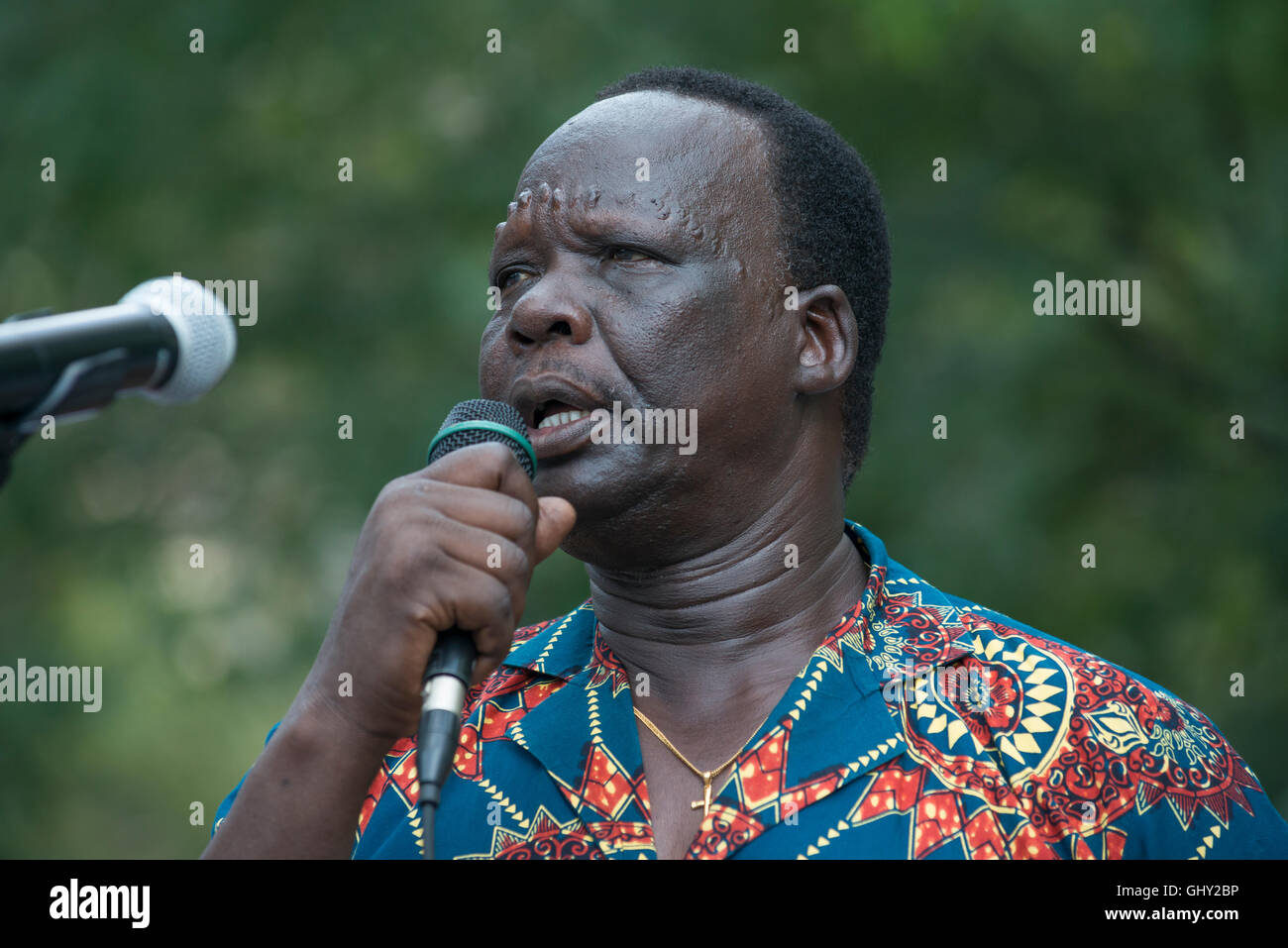 New York, USA. 11 août, 2016. L'activiste sud-soudanais Simon Deng parle à la manifestation. Credit : PACIFIC PRESS/Alamy Live News Banque D'Images