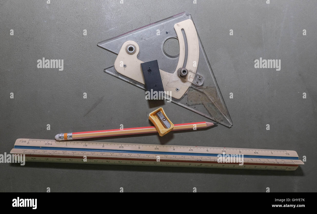 Crayon, demi-cercle d'une règle, et la règle des séparateurs comme instruments de dessin Banque D'Images