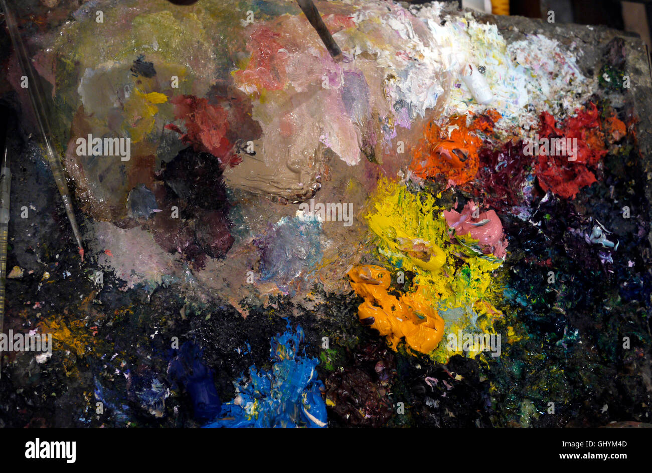 La palette de l'artiste avec des peintures à l'huile pinceaux Banque D'Images