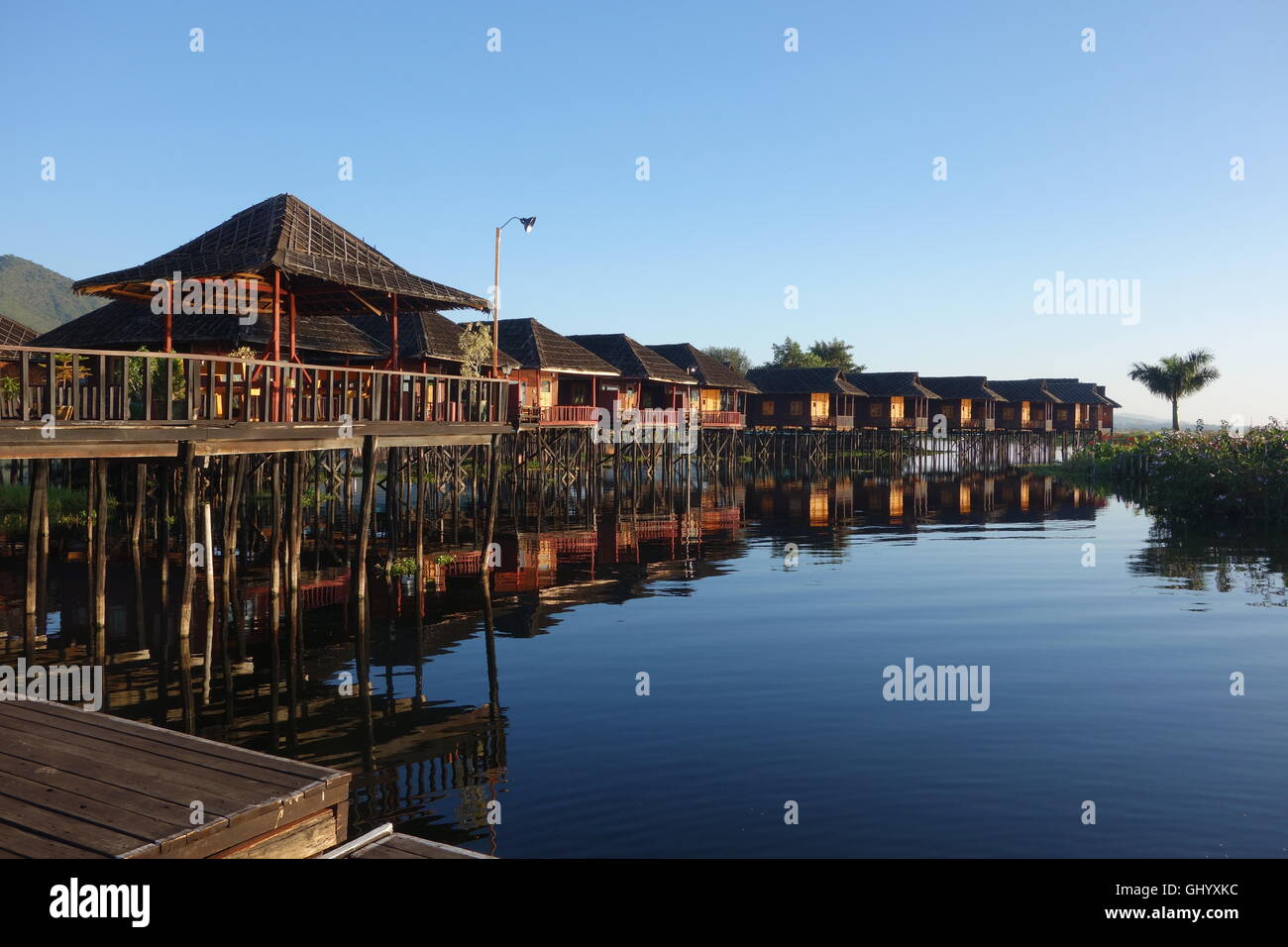 Myanmar lodges en bois construits sur pilotis au lac Inle au frais bleu ciel et eaux calmes Banque D'Images