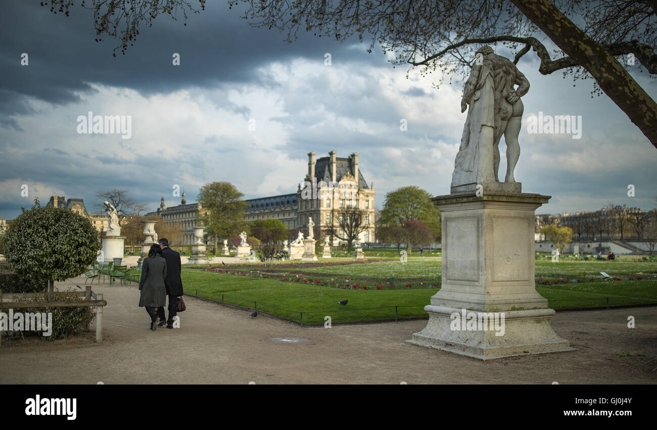 Un couple en train de marcher dans les Jardins des Tuileries, Paris, France Banque D'Images