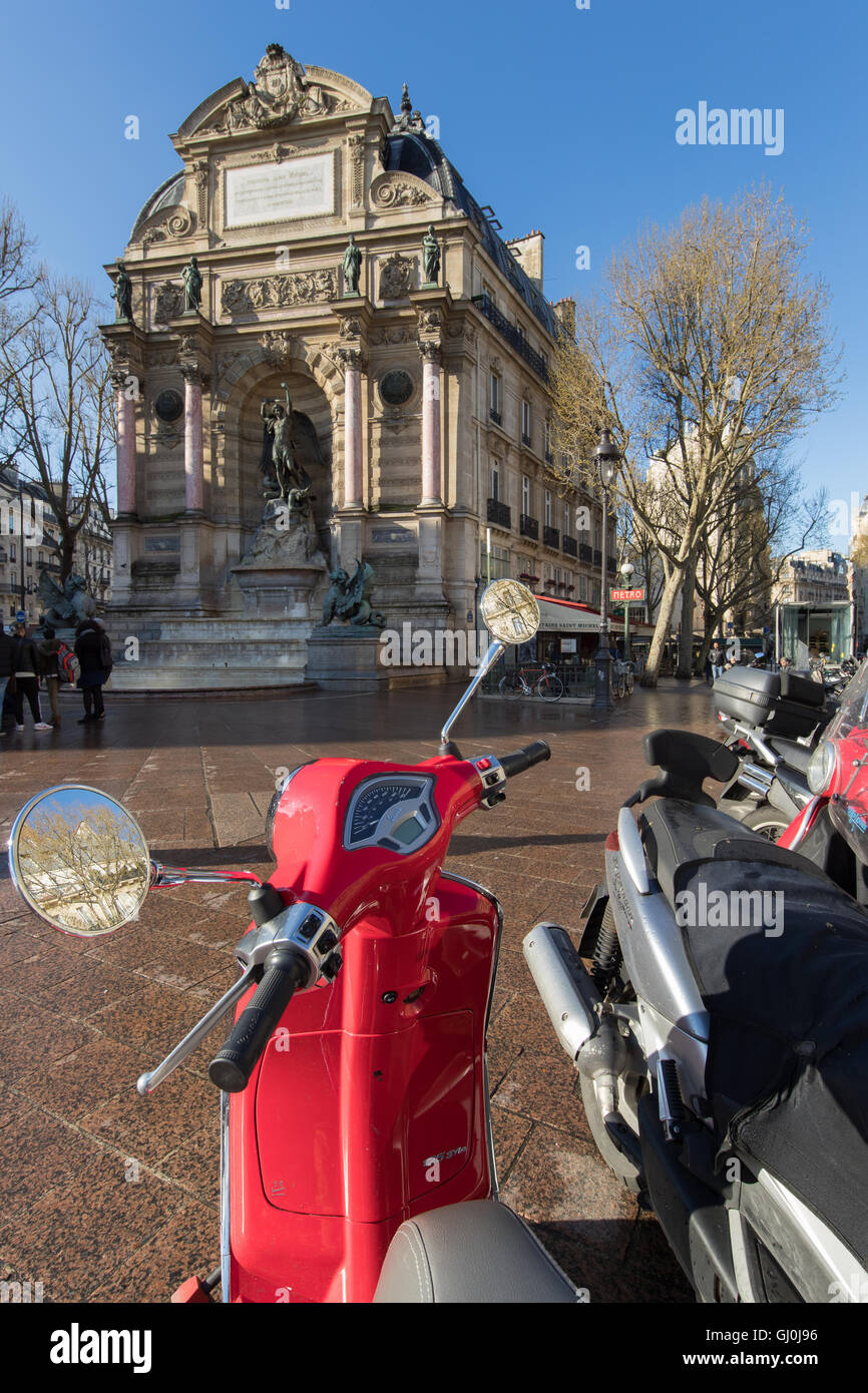 Scooter à la Place Saint-Michel, Paris, France Banque D'Images