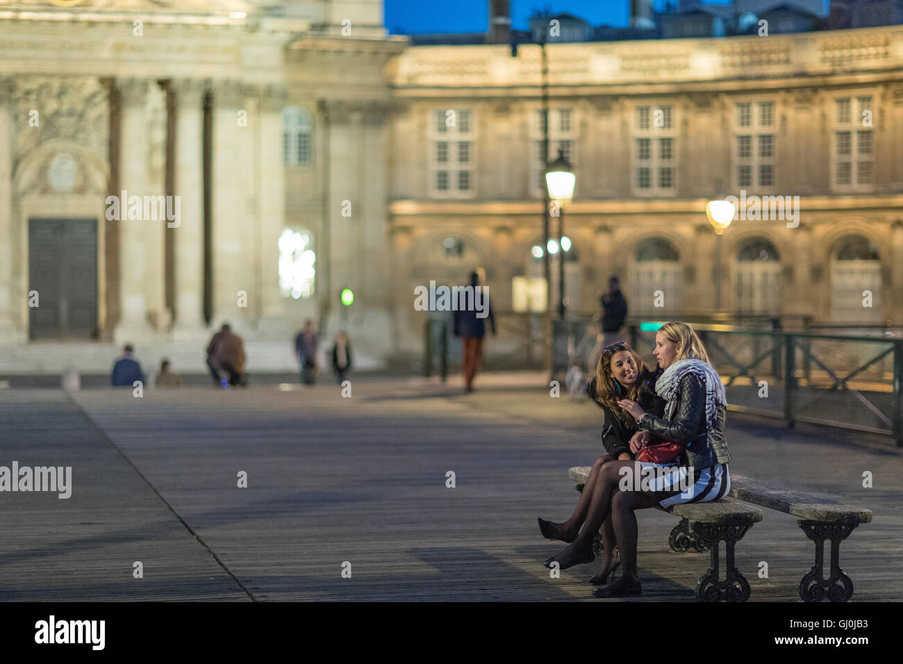 Les femmes sur le Pont des Arts, au crépuscule, Paris, France Banque D'Images