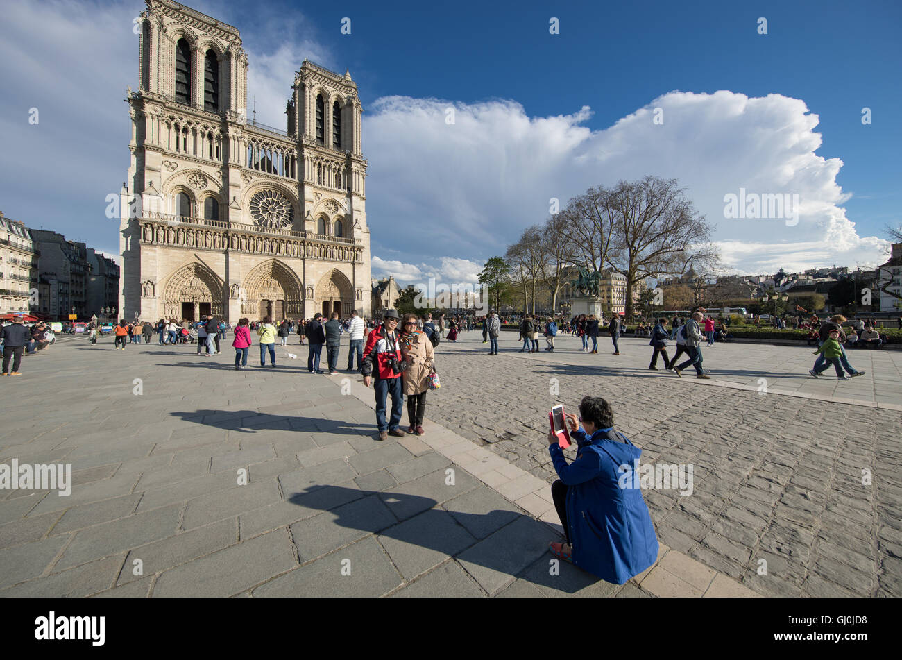 Les touristes de prendre des photos en face de la Cathédrale Notre Dame, l'Île de la Cité, Paris, France Banque D'Images
