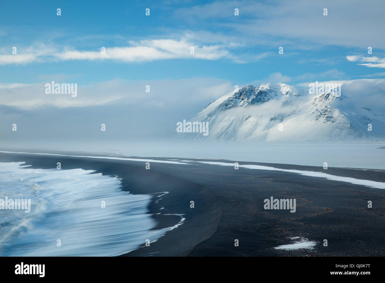 La côte à Eystrahorn avec Stafafell & la plage de sable noir de Lonsvik, l'Est de l'Islande Banque D'Images