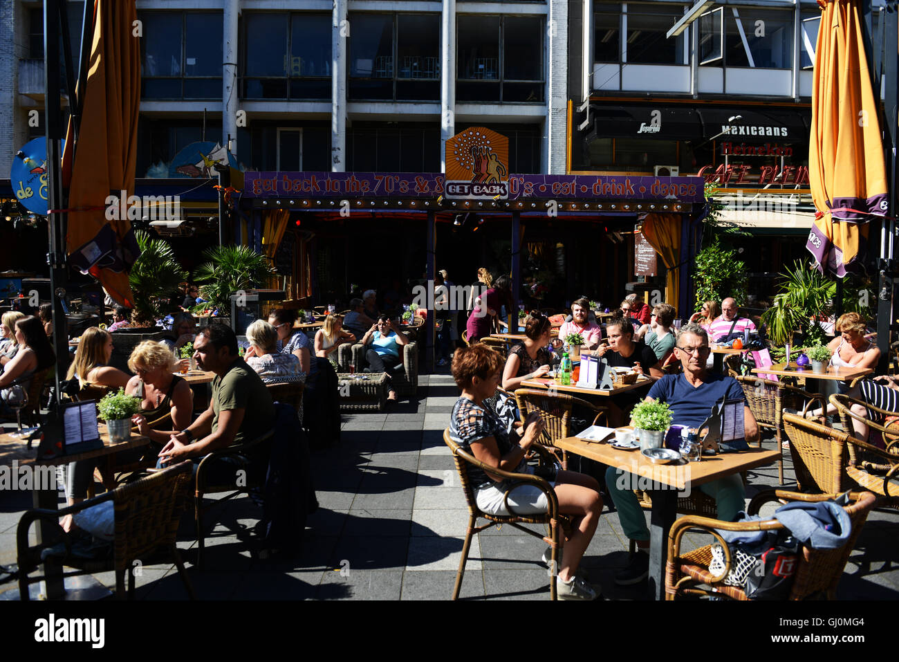 Les sections locales bénéficiant d'un bel après-midi d'été ensoleillé dans l'un des cafés en plein air de Rotterdam et de bars. Banque D'Images