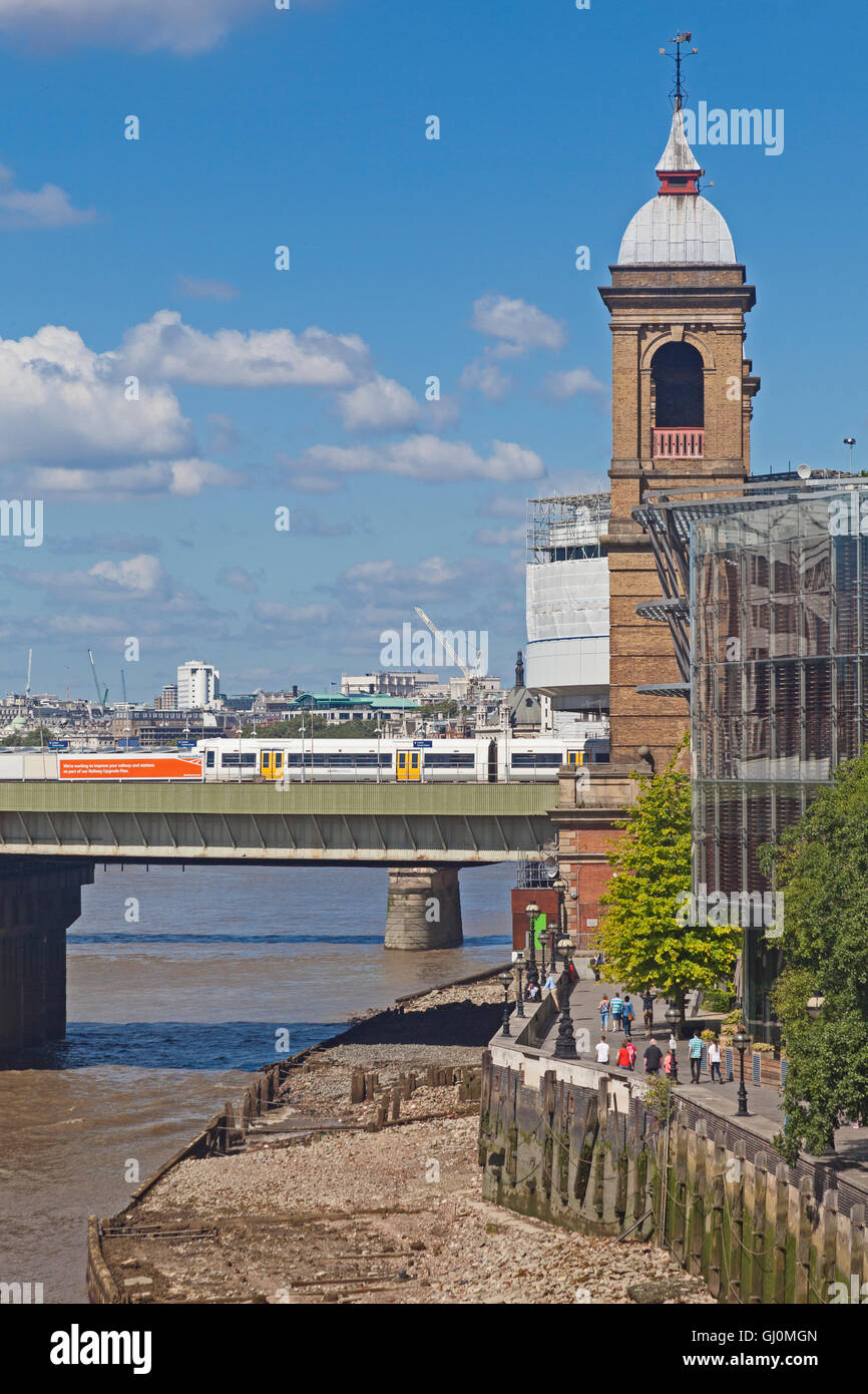 Marée basse sur la Tamise ci-dessous Cannon Street Station, vu depuis le pont de Londres Banque D'Images