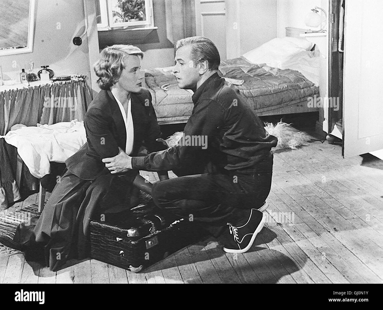 TAGEBUCH EINER VERLIEBTEN D 1953 - Josef von Baky Paul Holzmann (O.W. FISCHER) und seine Frau Barbara (MARIA SCHELL) könnten eigentlich recht glücklich sein miteinander da nicht Pauls, il fataler Abenteuern Hang zu kleinen. Barbara als im verflixten Ehejahr siebenten wieder einmal von einem Flirt votre Mannes erfährt, hat sie genug : Sie Ihre packt Koffer und, reist Hals über Kopf Ab nach Italien. Dort bändelt ihrerseits sie am Lago Maggiore mit einem früheren Verehrer un. Das hat aufregende Folgen, bis sich die Bande am Ende der Liebe doch als stark genug erweisen, um zwei Trotzköpfe wieder Banque D'Images