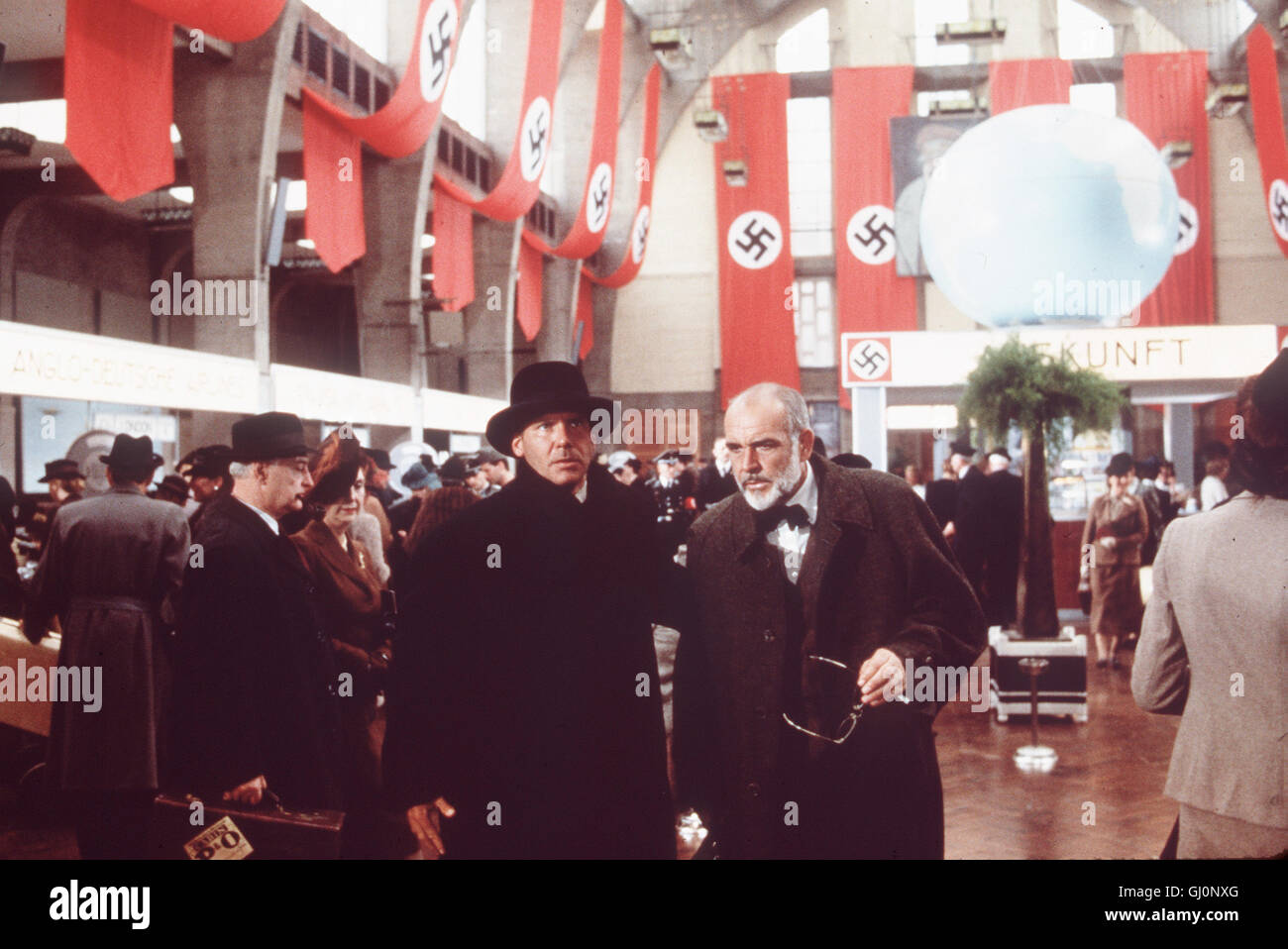 INDIANA JONES UND DER LETZTE KREUZZUG Bevor sich Indiana Jones (Harrison Ford, l.) auf die Jagd nach dem Heiligen Gral macht, muß er erst noch seinen Vater Henry Jones (SEAN CONNERY) befreien, der von den Nazis entführt wurde. Regie : Steven Spielberg aka. Indiana Jones et la dernière croisade Banque D'Images