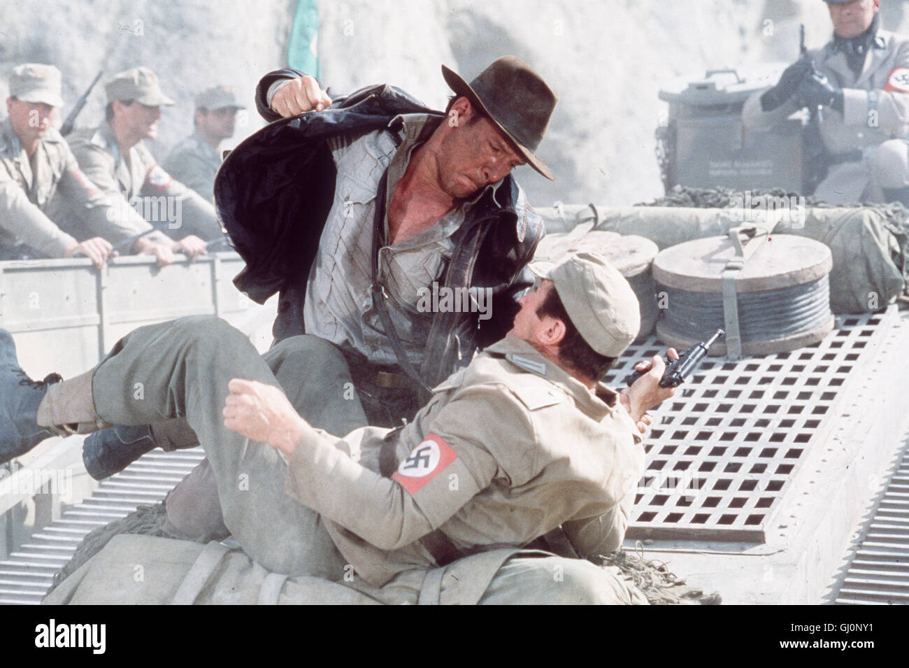 INDIANA JONES UND DER LETZTE KREUZZUG Bevor sich Indiana Jones (Harrison Ford, r.) auf die Jagd nach dem Heiligen Gral macht, muß er erst noch seinen Vater Henry Jones befreien, der von den Nazis entführt wurde. Regie : Steven Spielberg aka. Indiana Jones et la dernière croisade Banque D'Images
