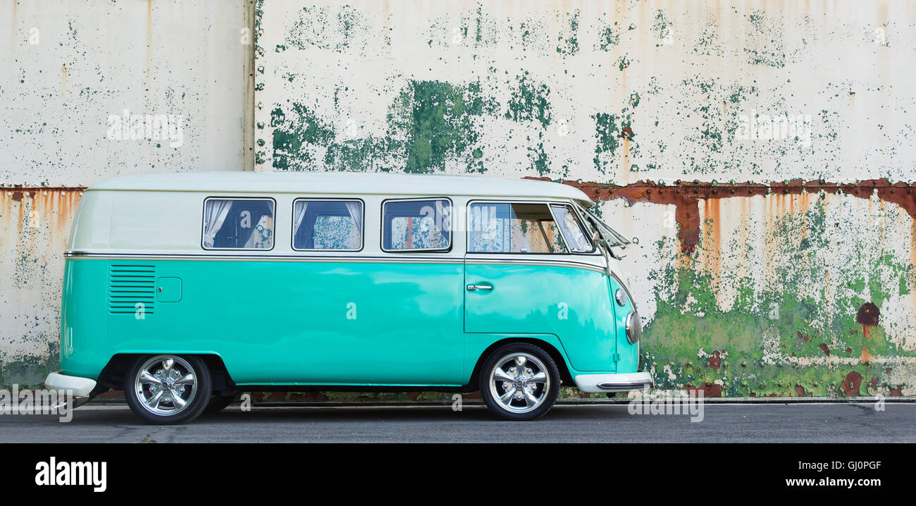 1966 VW Volkswagen écran divisé le camping-car. Centre du patrimoine mondial, Bicester Oxfordshire, Angleterre Banque D'Images
