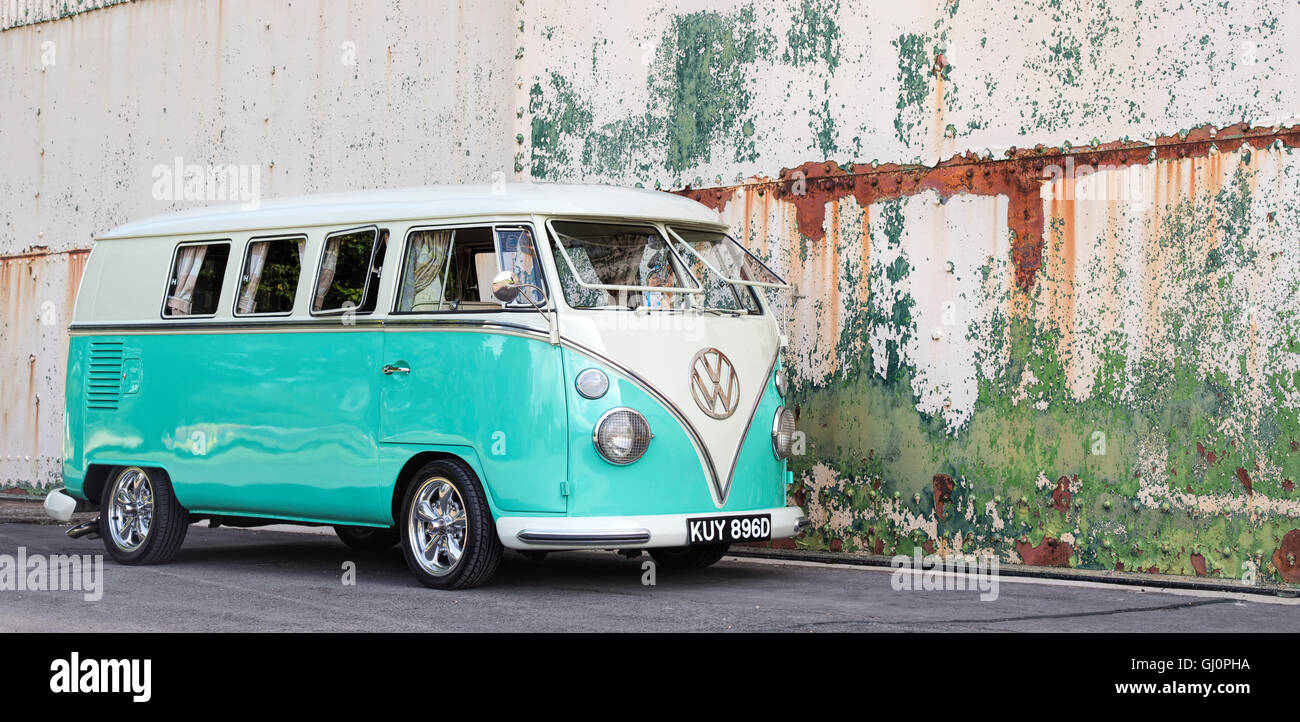 1966 VW Volkswagen écran divisé le camping-car. Centre du patrimoine mondial, Bicester Oxfordshire, Angleterre Banque D'Images