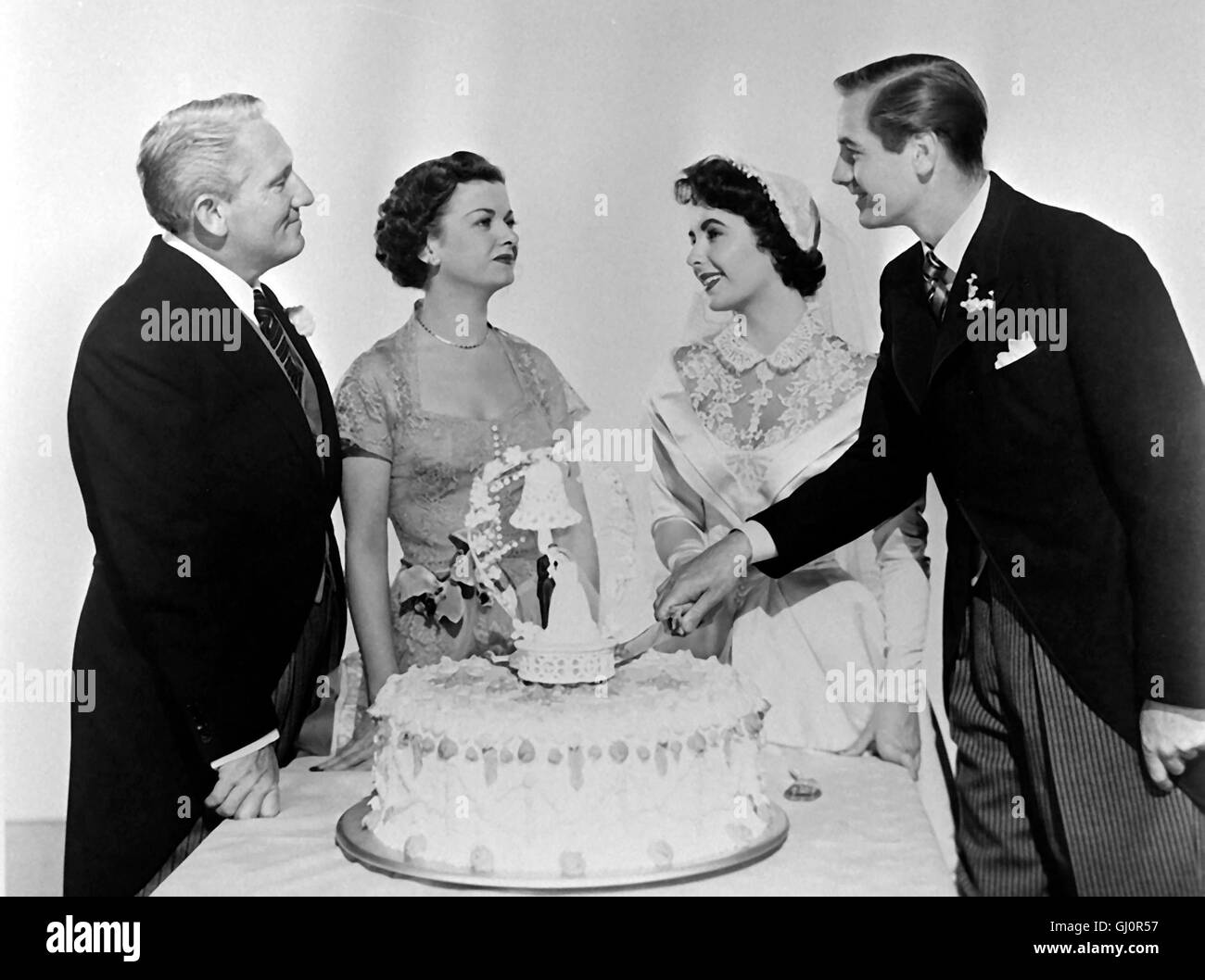 VATER DER BRAUT- der Entschluß senneur Tochter zu heiraten stellt vor der amerikanischen Rechtsanwalt und bereitet schwierige Présentation de l'ihm viele Sorgen. Stanley T. Banques (Spencer Tracy), Ellie Banques (JOAN BENETT), Kay Banks (Elizabeth Taylor), Doris Dunstan (BILLY BURKE) Régie : Vincente Minnelli aka. Le père de la Mariée Banque D'Images