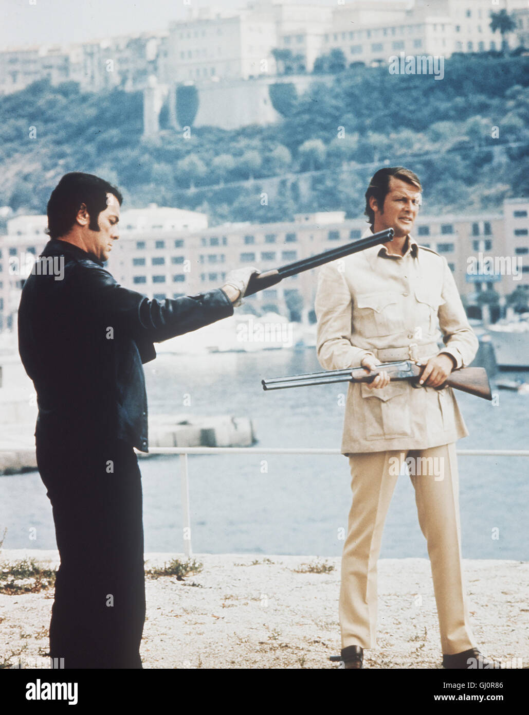 DIE ZWEI The Persuaders Lord Sinclair (Roger Moore) et Danny Wilde (TONY CURTIS) sollen Frank Rocco, einen italo-amerikanischen Gangster, aus Italien rausholen. Rocco hat einen Rom dans Bandenchef erschossen und Richter Fulton se mit Hilfe Roccos einen Schlag gegen das Verbrechen organizierte betrieb... aka. The Persuaders/ Drei Meilen bis Mitternacht Banque D'Images