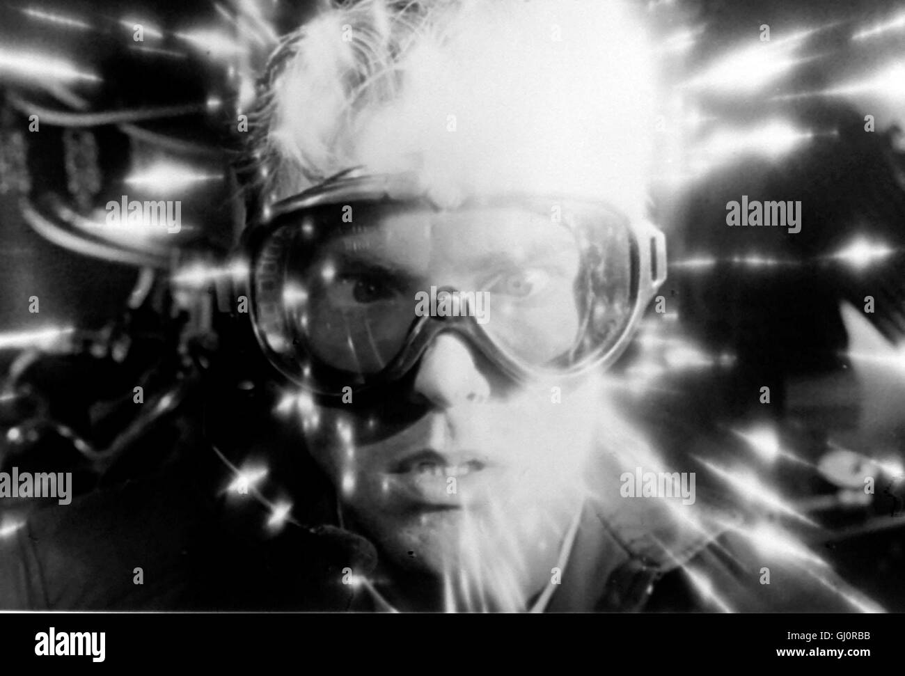 DIE REISE INS- ICH der im Verlauf der auf und wird Expériences MikrobenGröße Airforce-Pilot verkleinerte Tuck Pendelton (Dennis Quaid) Mini-Raumkapsel versehentlich likaledes senneur dans den gestreßten injiziert Konstrukteur Jack Putter, der von Industriespionen daraufhin gejagt wird. Tuck muß Jack nun aus seinem Innersten heraus durch allerlei gefährliche Situationen steuern. Regie : Joe Dante aka. Innerspace Banque D'Images