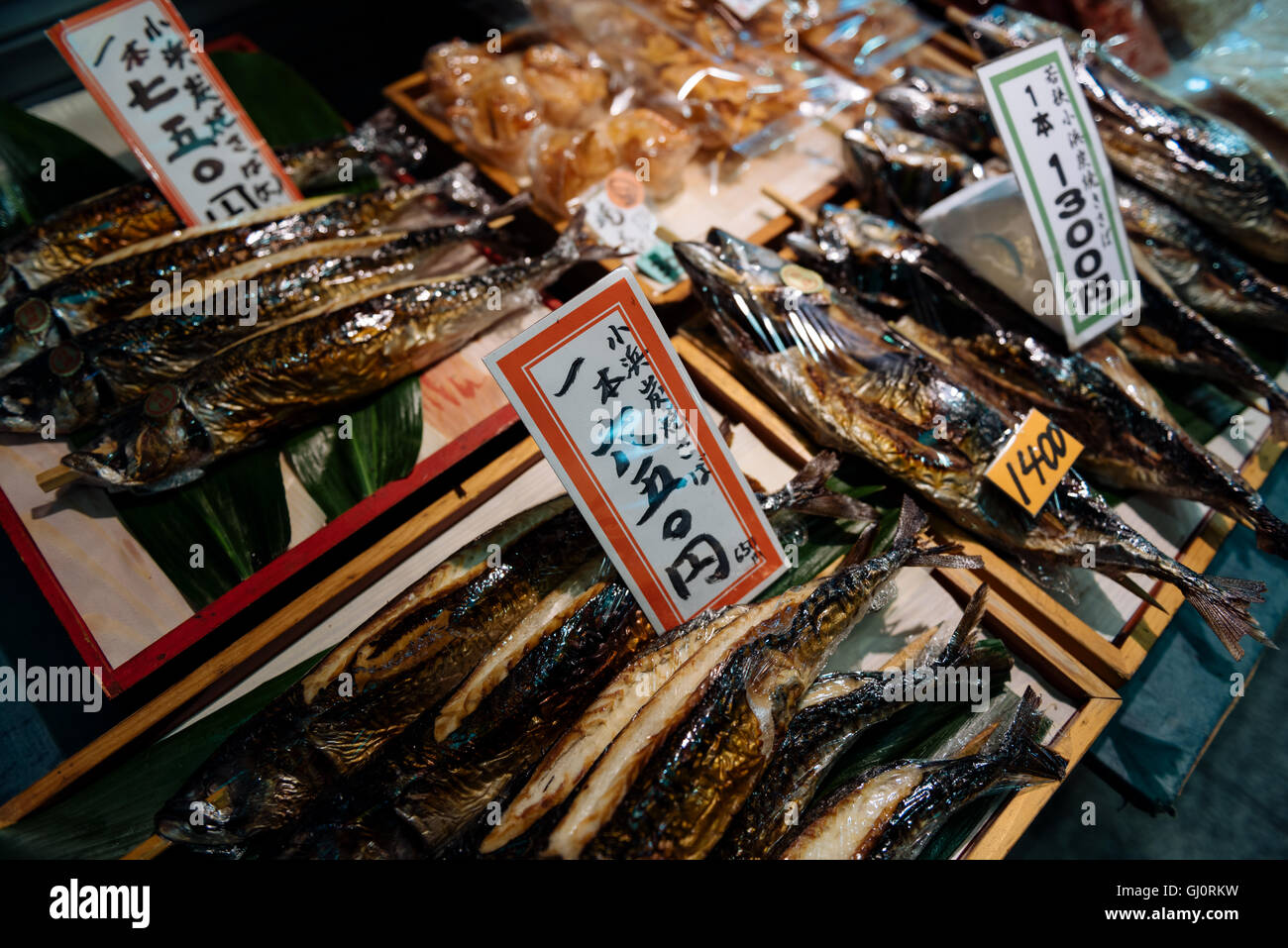 Kyoto, Japon - 17 novembre 2015 : le poisson séché affiché à la vente sur le marché alimentaire Nishiki à Kyoto, au Japon. Banque D'Images