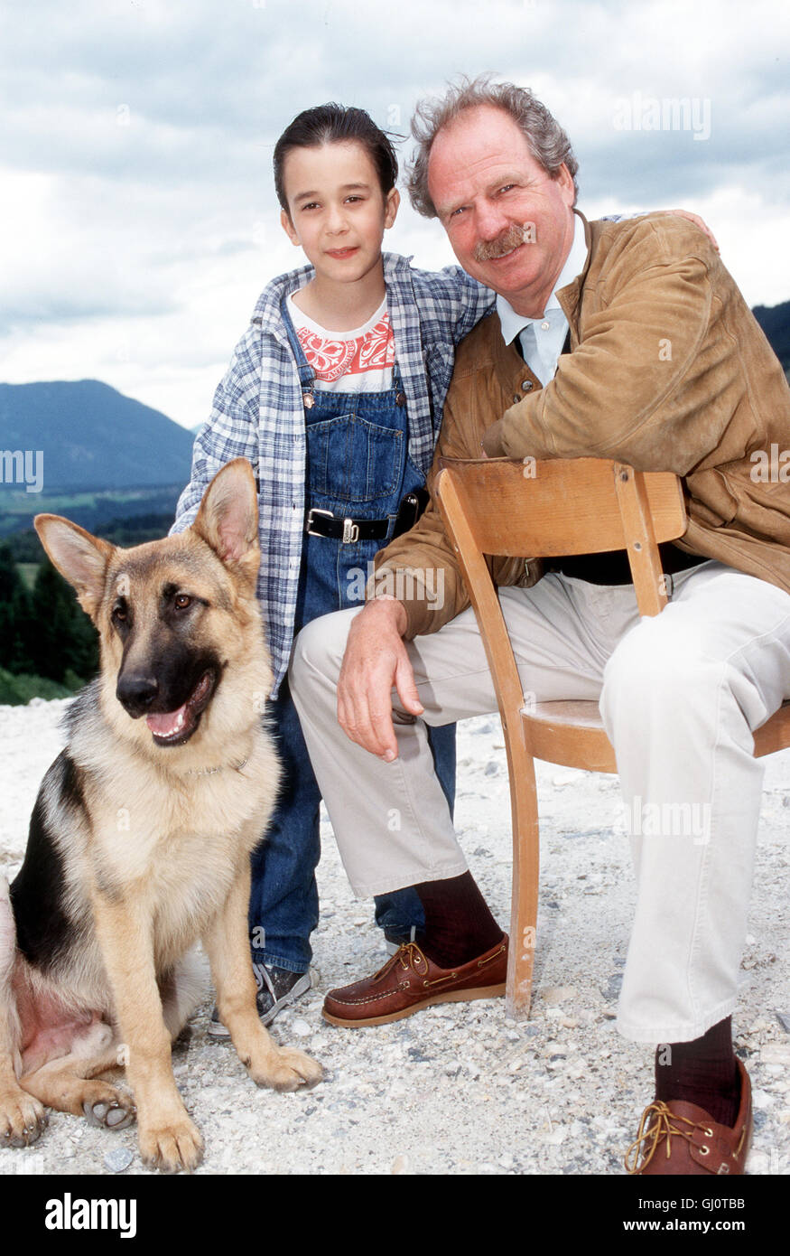 BABY REX - Der Kleine Kommissar Rex wächst mit dem achtjährigen Benny dans un idylllischen Bergdorf auf. Gemeinsam erleben Sie auf dem Land und später dans Wien viele Abenteuer. Bild : REX mit RAPHAEL GHOBADLOO (Benny) und Friedrich von Thun (Joe) Régie : Oliver Hirschbiegel Banque D'Images