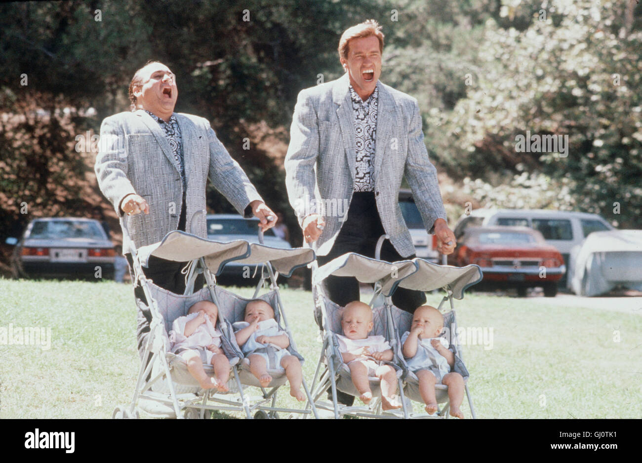 TWINS - ZWILLINGE USA 1988 - Ivan Reitman Diese vergnügliche dreht sich um ein Histoire höchst unterschiedliches Zwillingspärchen, welches durch verschiedene Samenspender einst das Licht der Welt erblickte. Während der starke und ein Julius kluge Prachtexemplar Nordischer Hof senneur, ist das Experiment ging bei dem kleinen, geistig und minderbemittelten bösartigen Vincent gehörig daneben. Notgedrungen müssen sich die beiden nun. zusammenraufen Voir : DANNY DE VITO (Vincent) et Arnold Schwarzenegger (Jules) mit Zwillingen. Regie : Ivan Reitman aka. Des jumeaux Banque D'Images