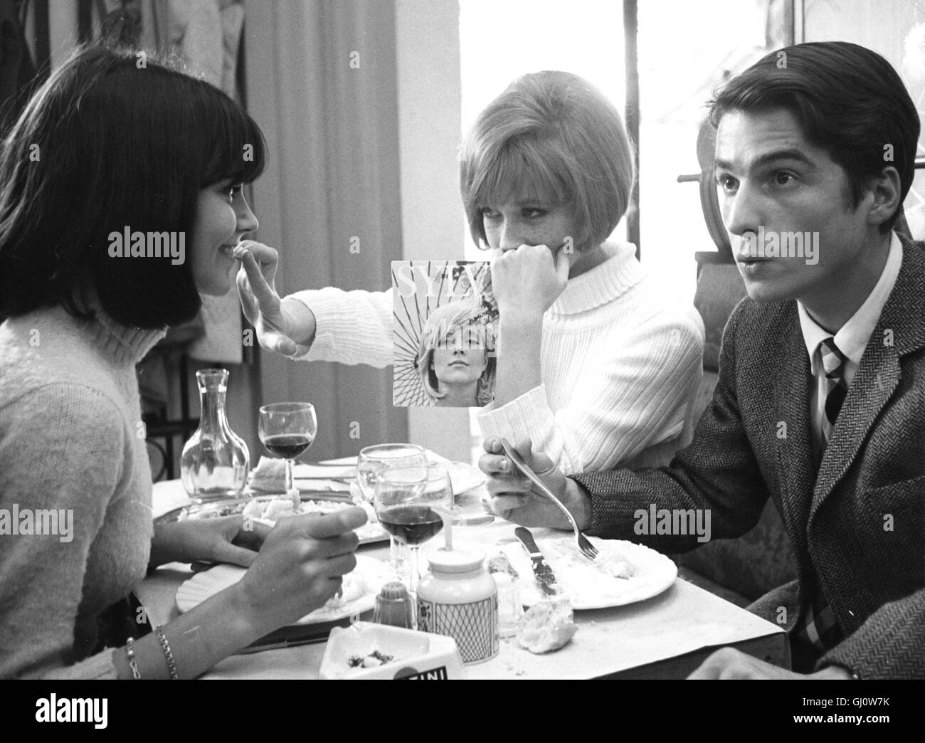 MASCULIN - FEMININ ODER : Die Kinder von MARX UND Frankreich 1965 COCA COLA - Jean-Luc Godard Paris im Winter 1965. Der Film erforscht die Probleme mit der Génération Zwanzigjährigen, der sprichwörtlichen Kinder von Marx und Coca Cola. Voir : Paul (JEAN-PIERRE LEAUD,re) verbringt viel Zeit mit senneur attraktiven Freundin Madeleine (CHANTAL GOYA,li) und Mitbewohnerin Elisabeth (MARLENE JOBERT). Regie : Jean-Luc Godard aka. Masculin - Feminin Banque D'Images