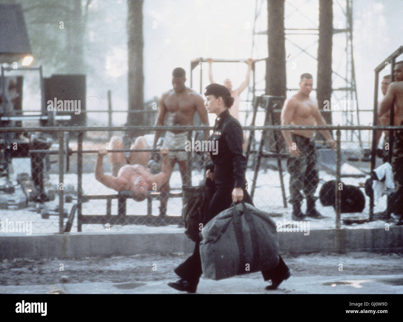 DIE AKTE JANE- Le Lieutenant Jordan O'Neil (DEMI MOORE) qu'un ungewohnter Anblick für die Soldaten der "navy seals", denn bislang waren ausschließlich Männer zu diesem erbarmungslosen Ausbildungsprogramm dans ruhmreichsten Eliteeinheit härtesten und der der amerikanischen zugelassen marine. Regie : Ridley Scott aka. Croix de la marine Banque D'Images