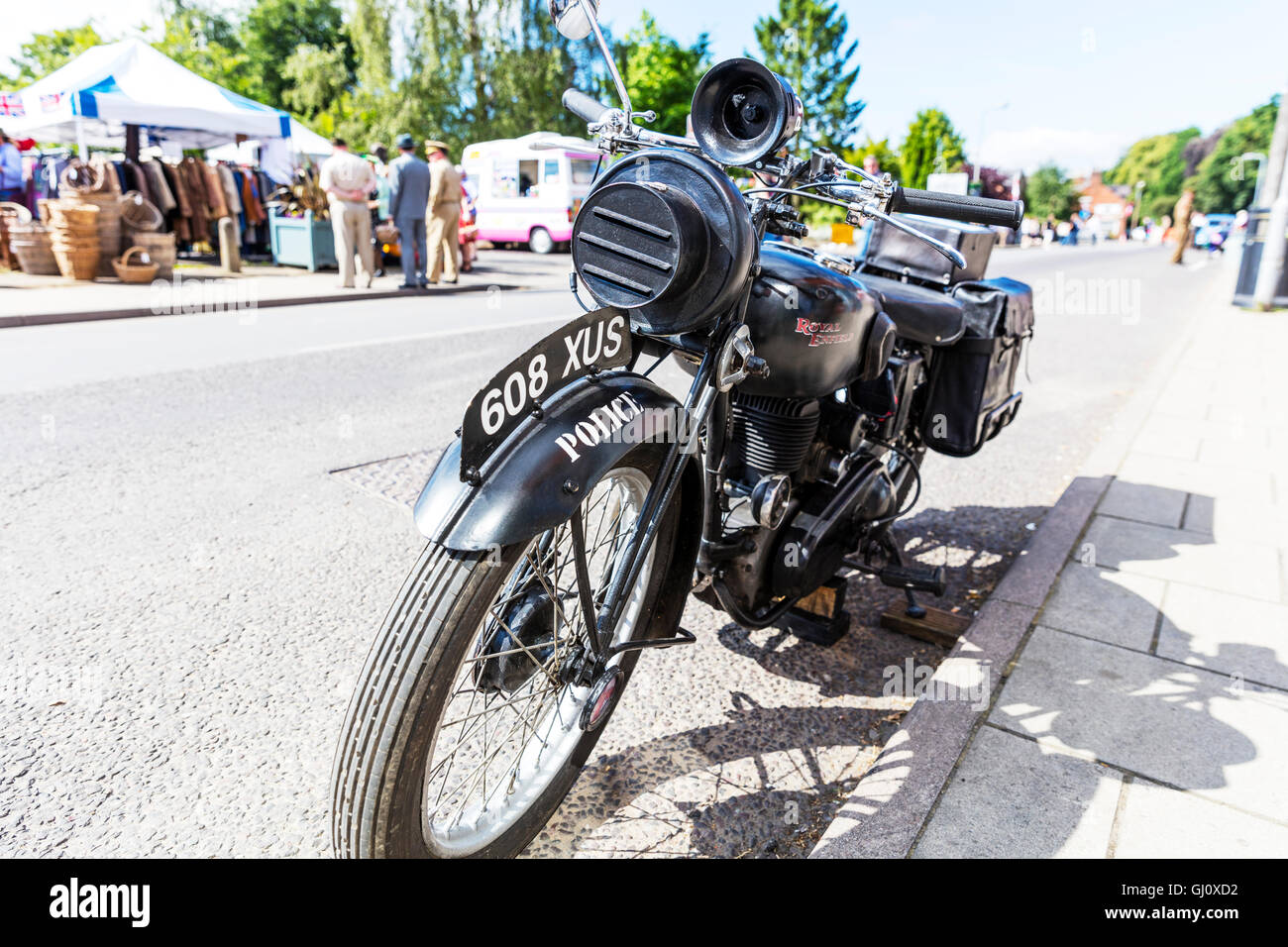Police bike moto Royal Enfield Classic vintage antique sirène/stationnée sur road UK Angleterre GO Banque D'Images